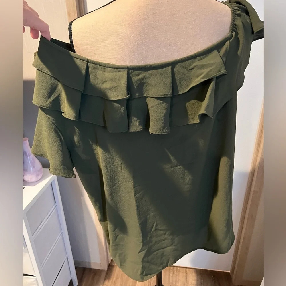 A.N.A a new approach dark green sz XL one shoulder top with ruffle hem. - Picture 4 of 7